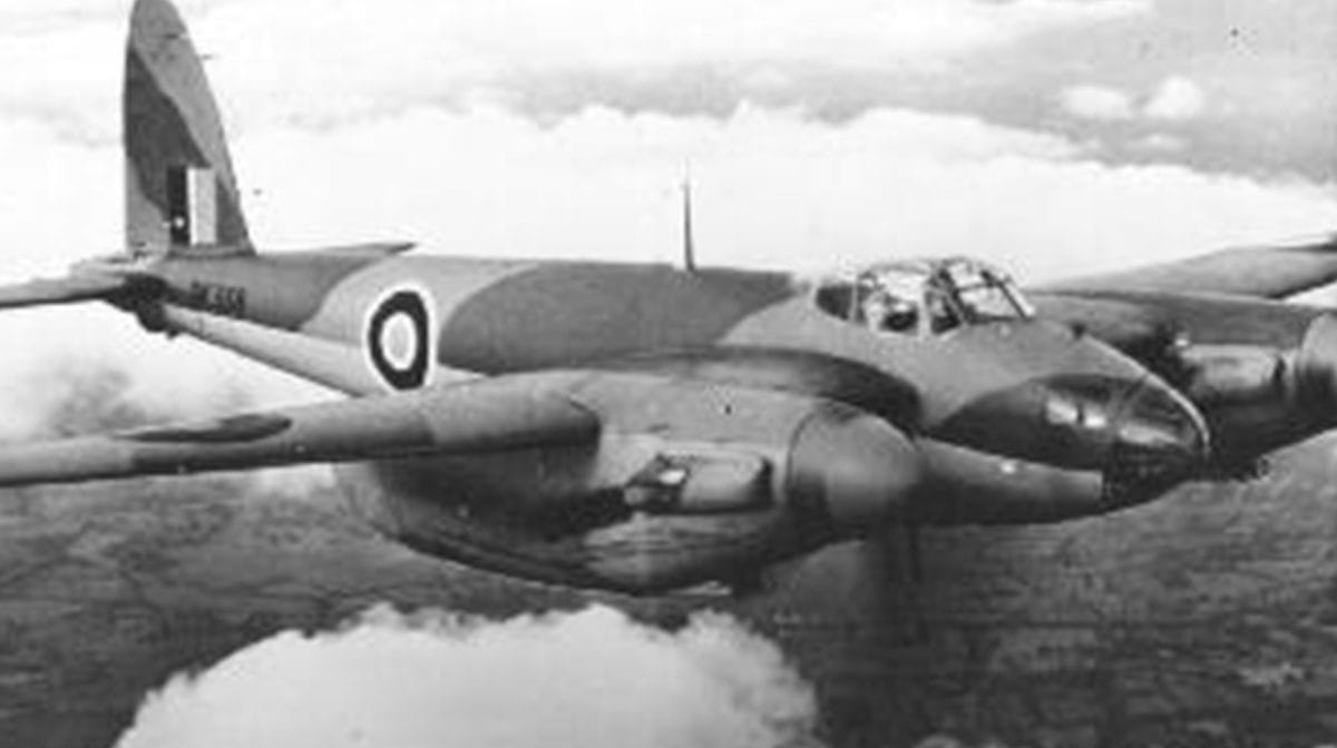 Venesta supplies plywood to build De Havilland Mosquitos in WW2.